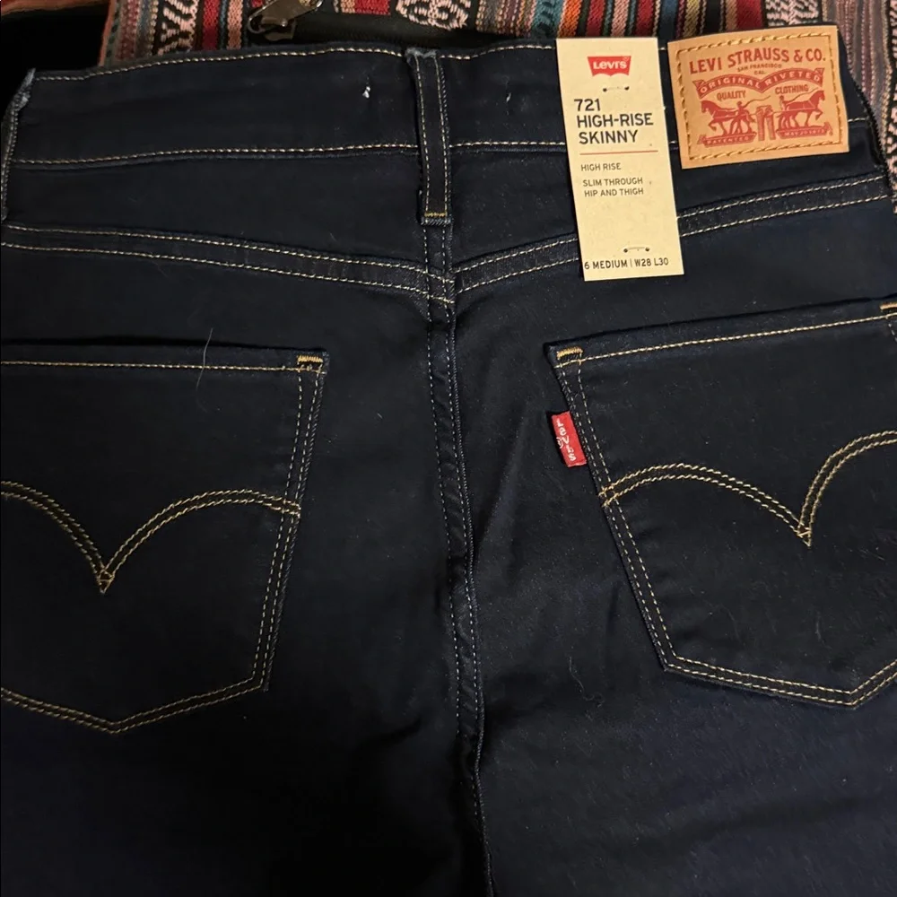 Levi's NWT SIZE 6 28 X 30 stretch High-Rise Skinny Jeans - Dark Blue